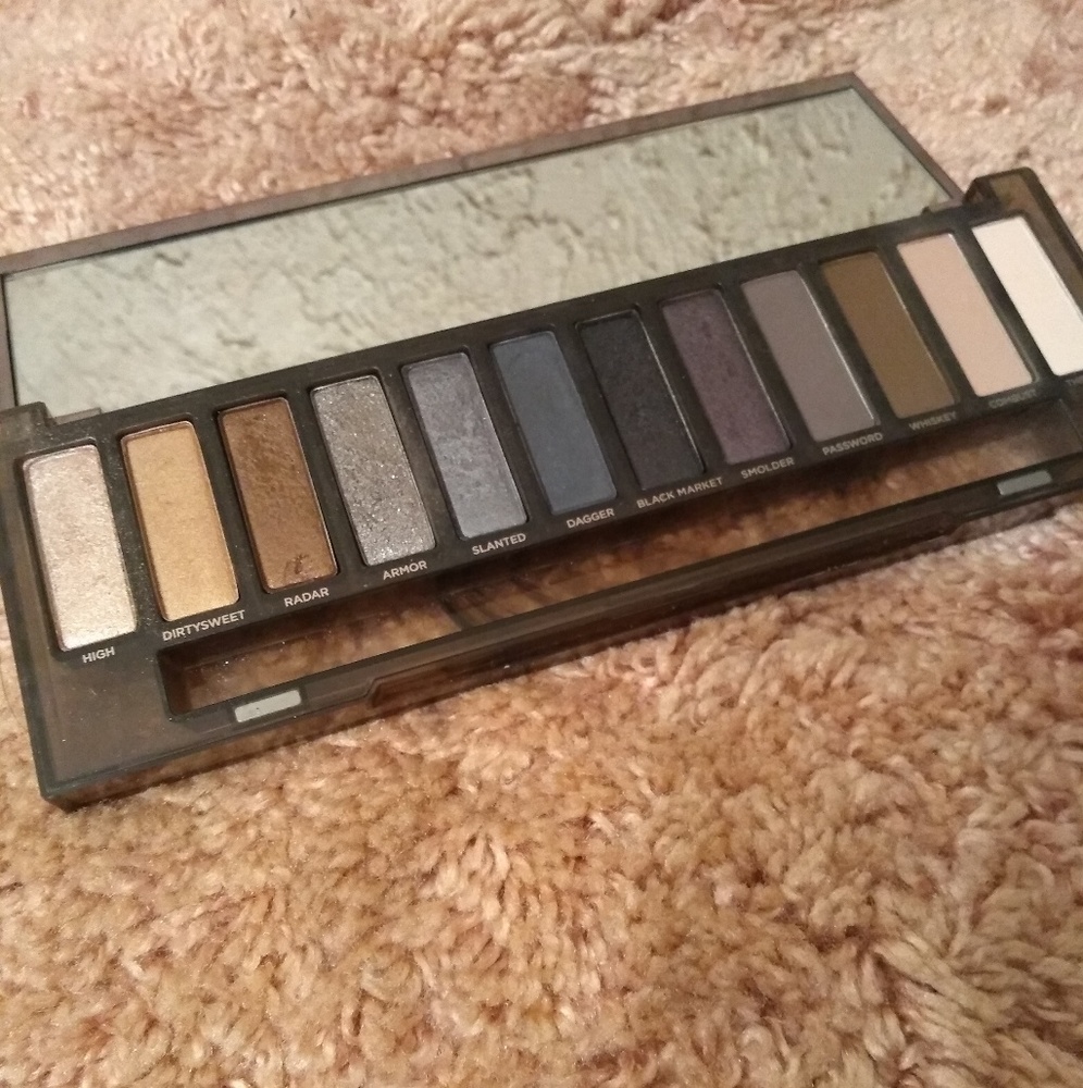 **Urban Decay - Naked Smokey** BARELY USED